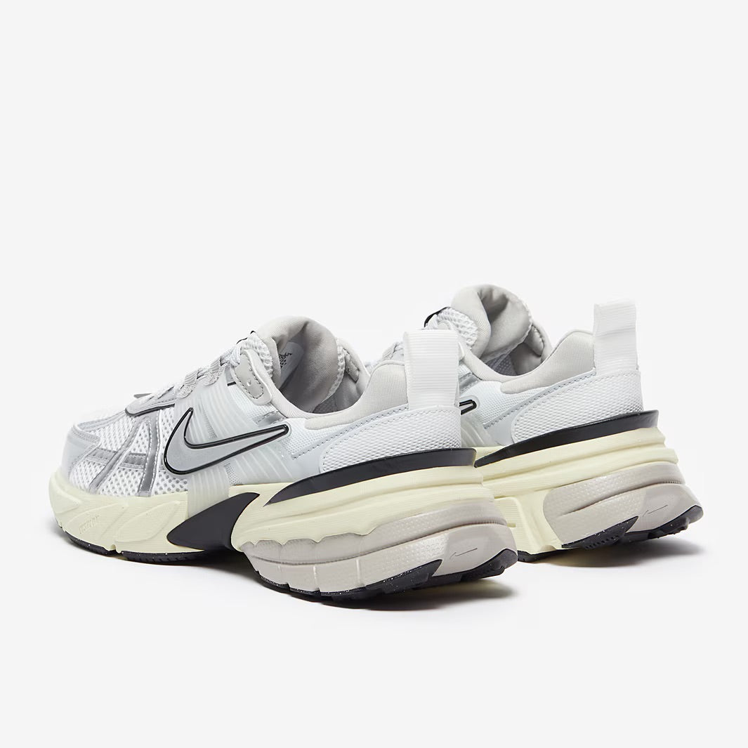 NIKE V2K RUN PLATEADO