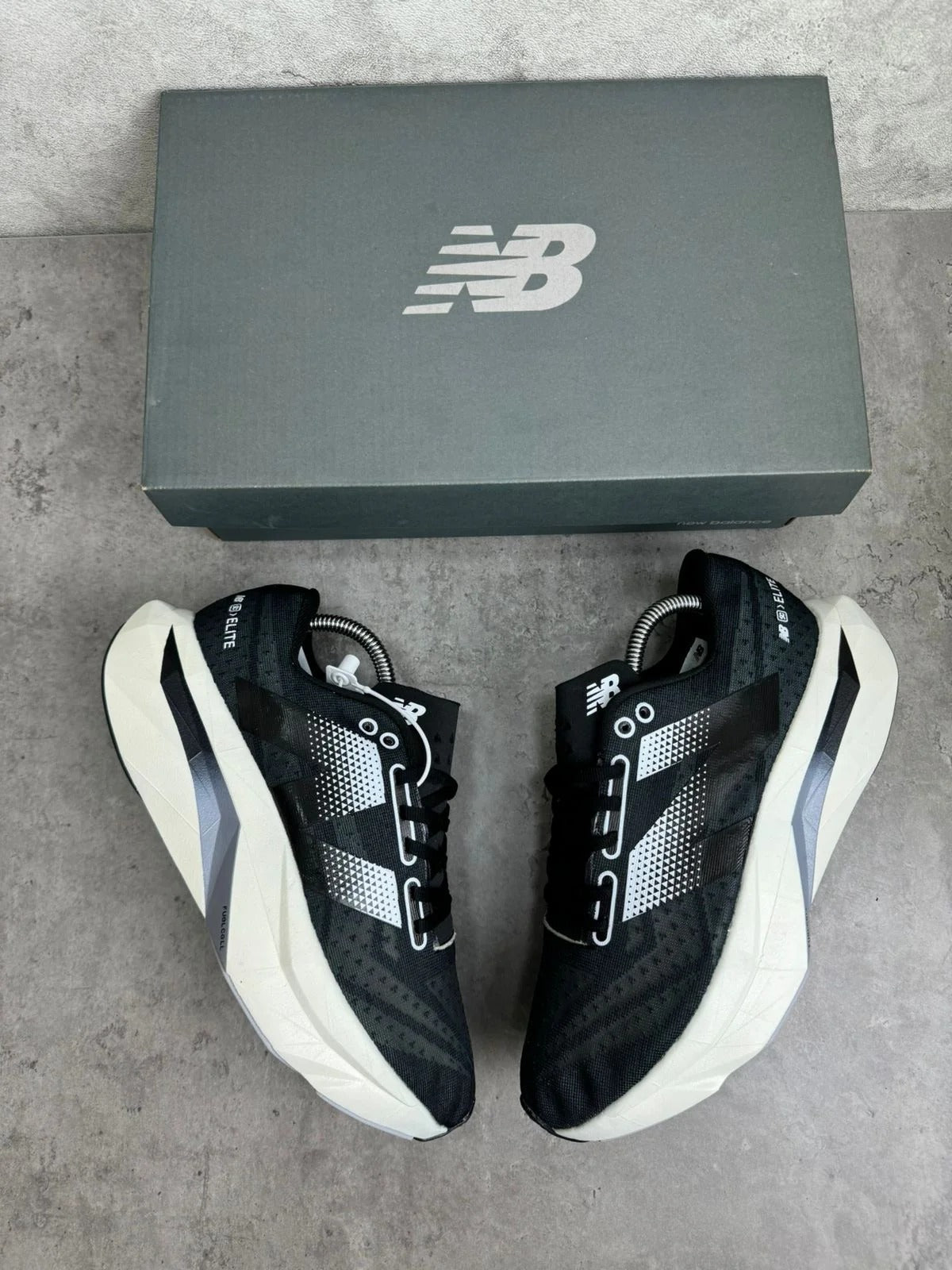NEW BALANCE FUELCELL ÉLITE V4 Negra Blanca