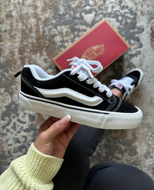 VANS CLÁSICA NEGRA - BLANCA