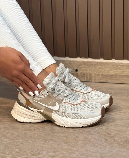 NIKE V2K RUN BEIGE